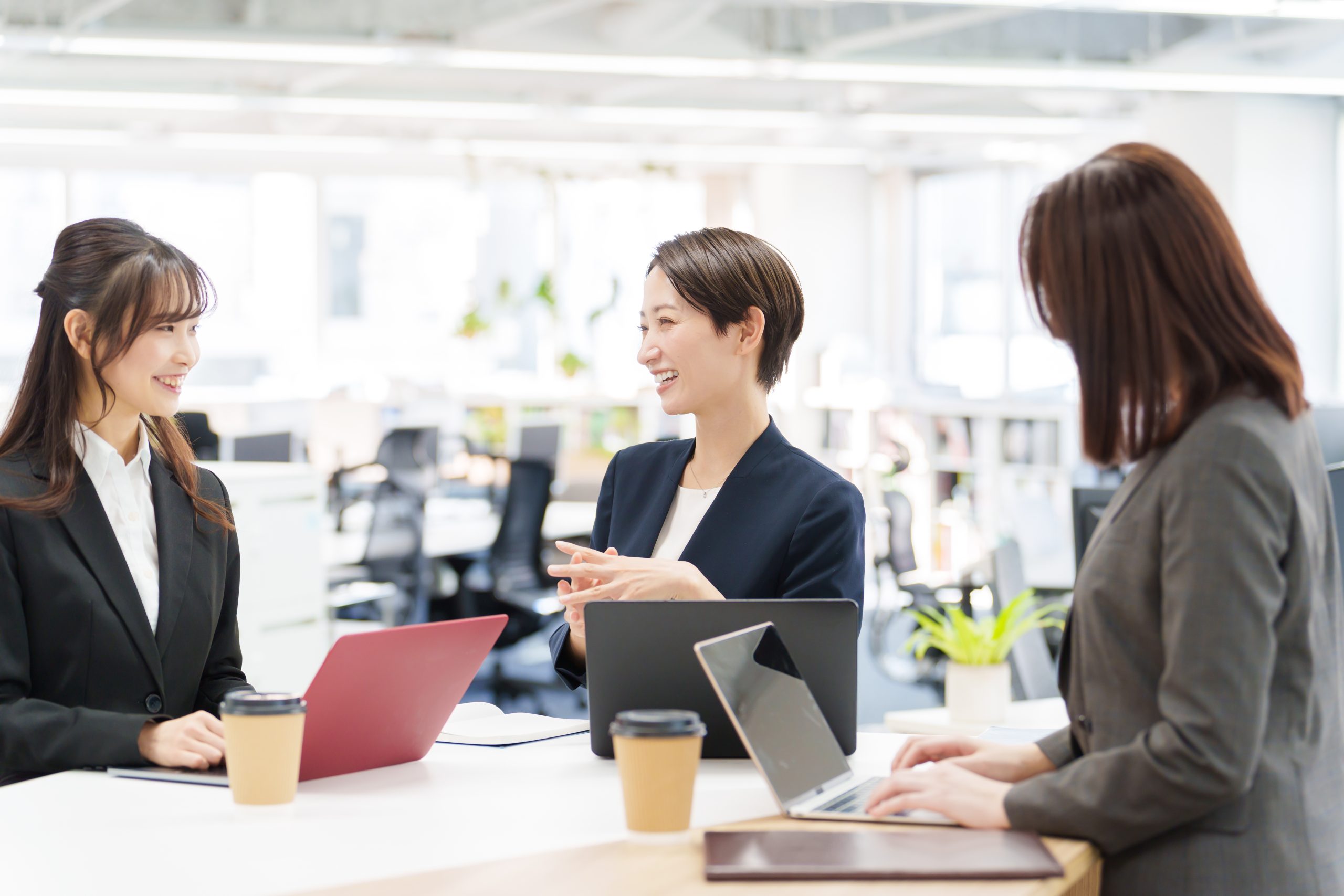 立ちながら談笑する女性3人