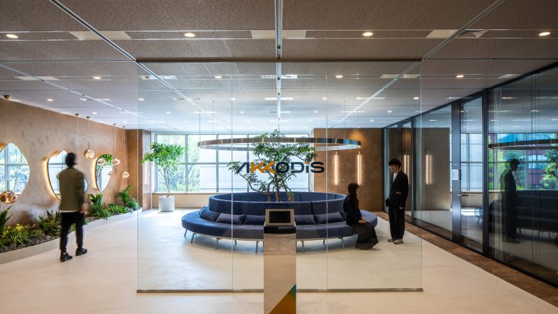 AKKODiSコンサルティング株式会社のオフィスエントランス。ホテルのラウンジのようなカウンターと穏やかな照明が特徴