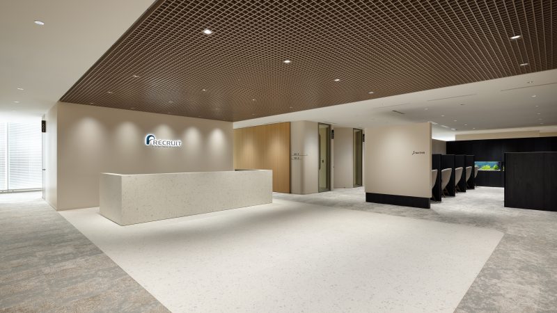 株式会社リクルートの面接ブースがある店舗のエントランス