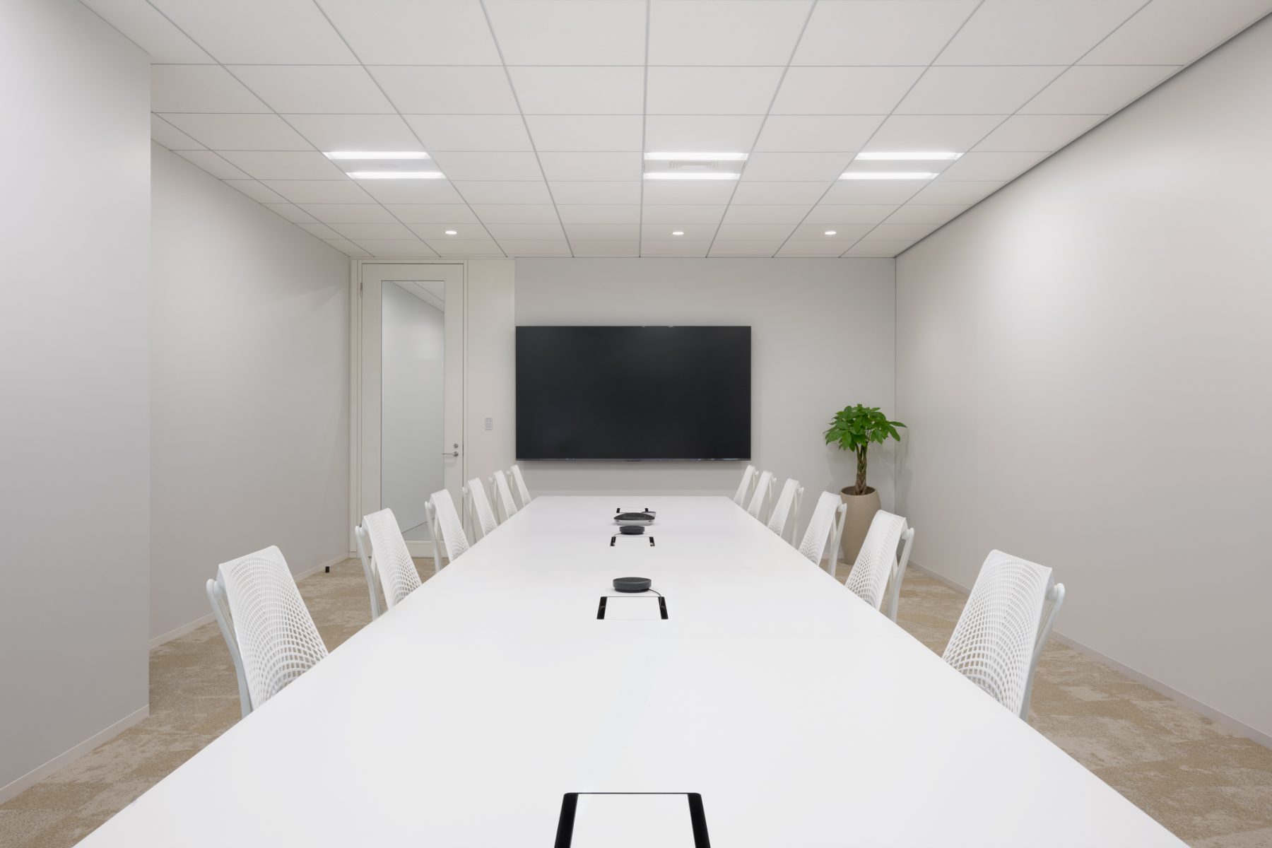 100インチモニターや大型デスクを用いた会議室