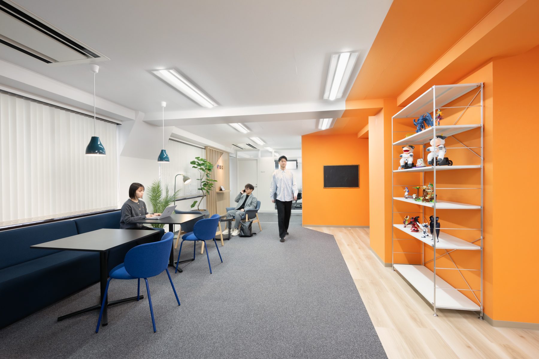 窓際のワークスペース