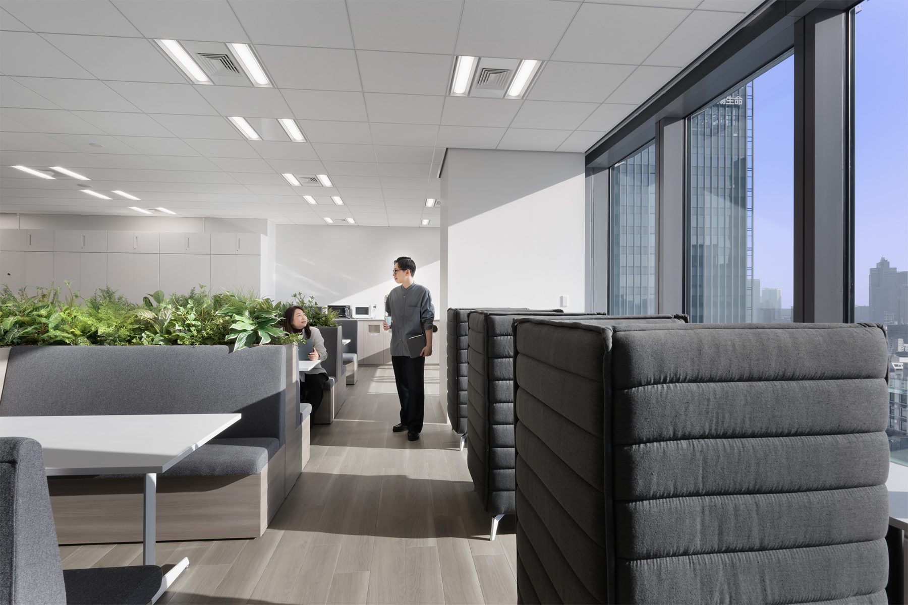 対面ソファ席や窓向きの集中ブース