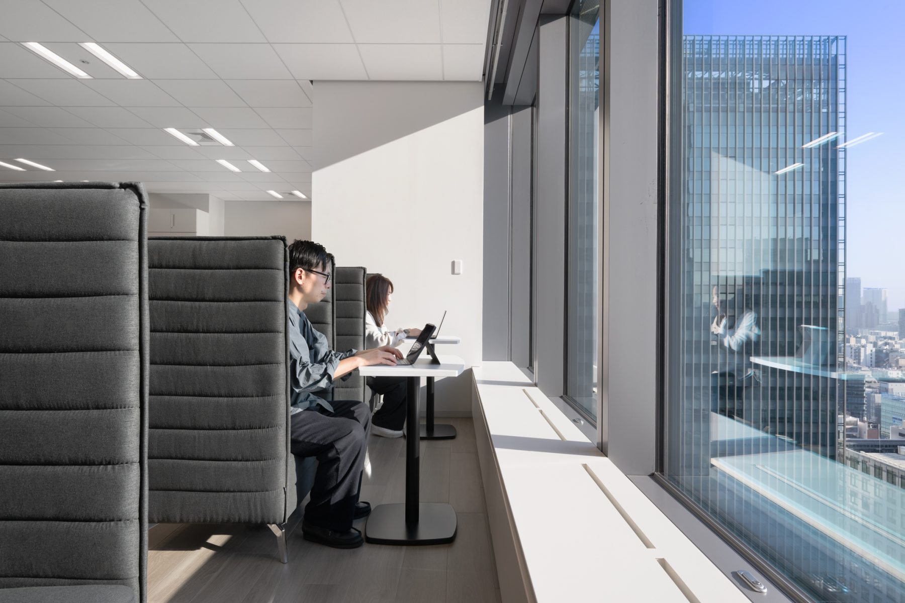 窓向きの集中ブース