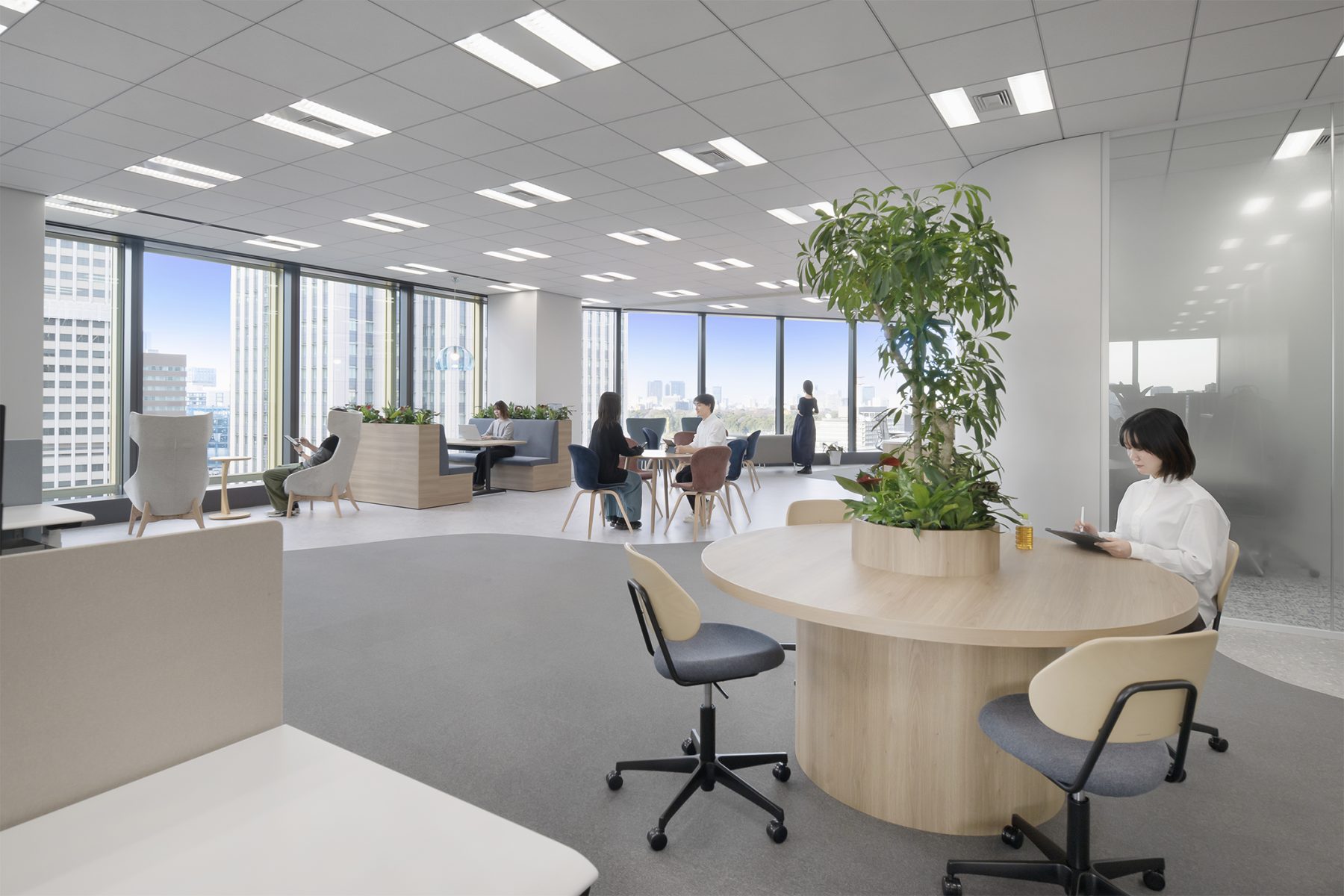 景観を活かした執務エリアの配置