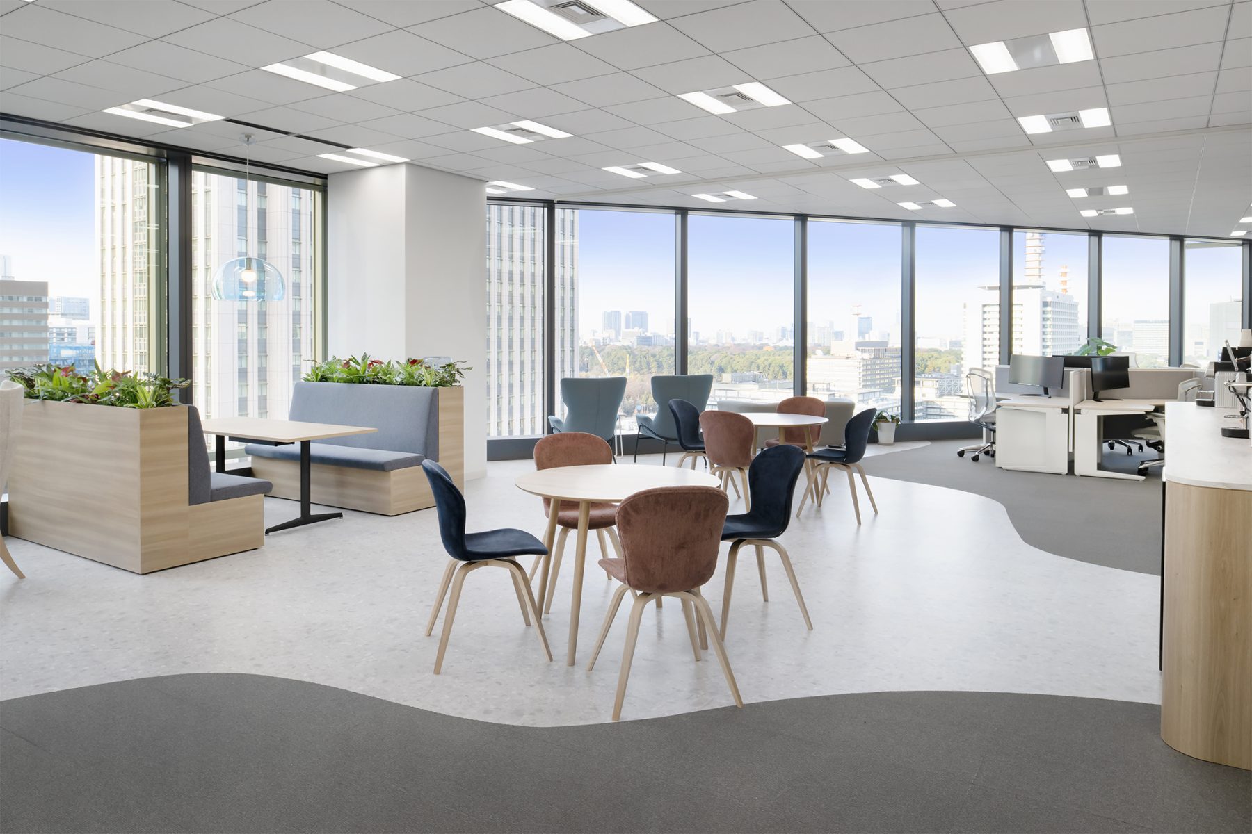 景観を活かした執務エリアの配置