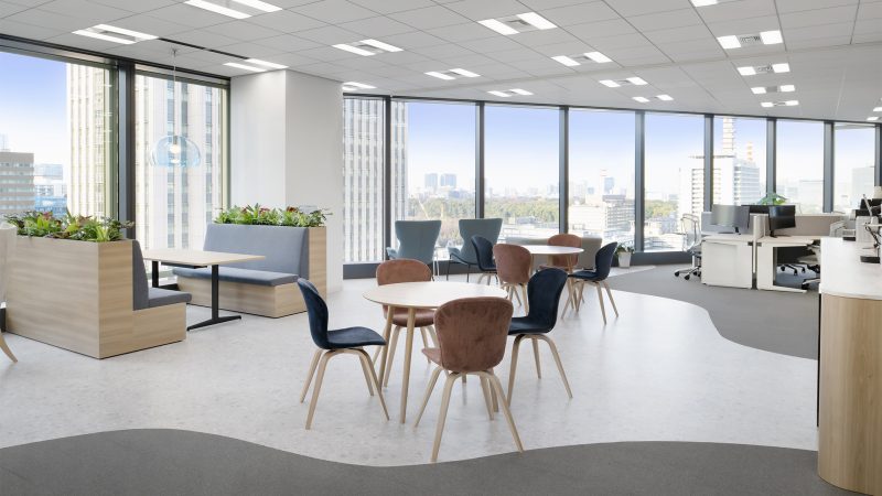 景観を活かした執務エリアの配置